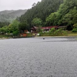 雨の平谷湖フィッシングスポットで爆釣！